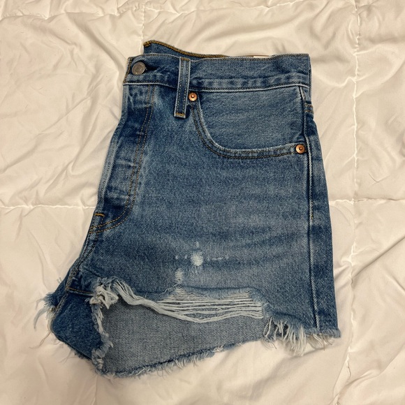 Levi’s 501 Shorts - High Rise, Fitted Through Hip - medium wash - Picture 10 of 10